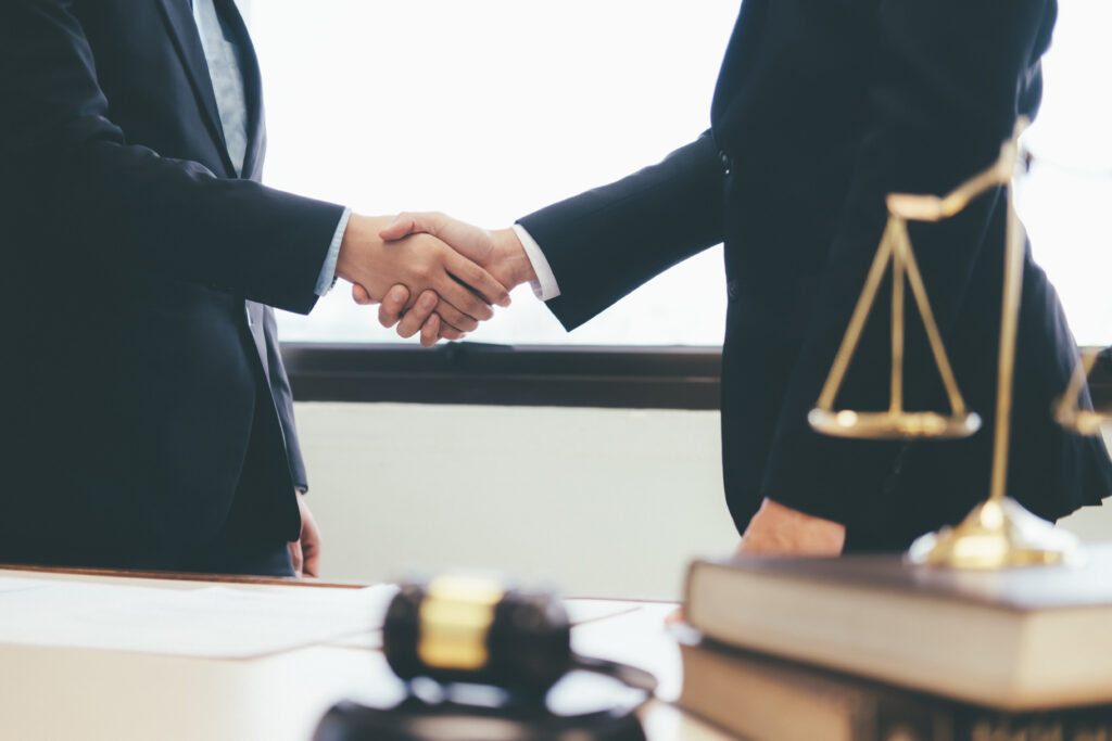 相談の一歩を示す握手のイメージ